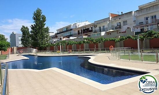 PUIG ROM  Apartamento de dos dormitorios con piscina comunitaria, parking y solárium