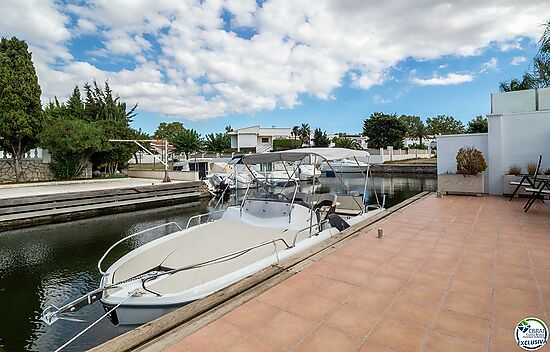 Magnificent villa on the canal with a 10.50 m mooring.