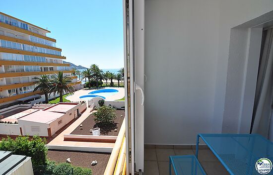 Apartment, in roses, on the seafront with community pools