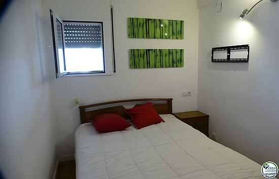 Large apartment for sale , 1 bedroom, canal view, mooring of 2,4 x 5,5 m , Port Emporda area in Empu