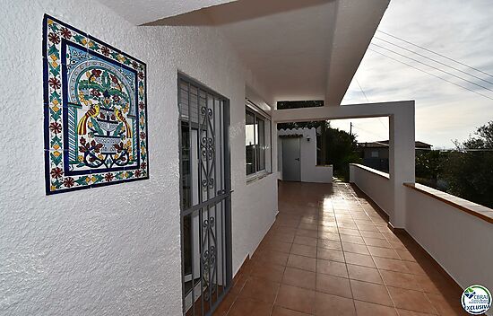 Renovated apartment with a large terrace and nice garden view over the bay