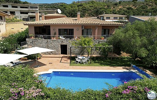 Modern well located villa and Ideal for living all year or as a holiday home with great letting pote