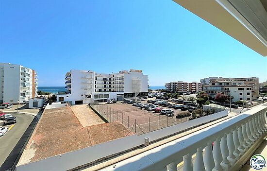 Apartamento amplio cerca de la playa, con vista a mar en la zona Salatar