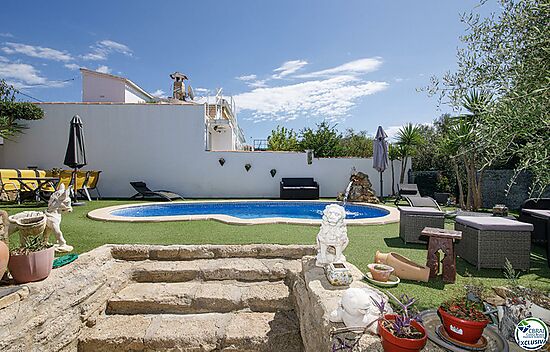 Beautiful and spacious independent house located in the area of ​​Mas Fumats in Roses.