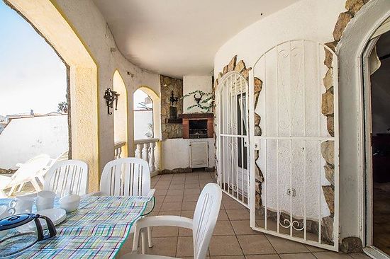 Empuriabrava, for rent, house with 3 bedrooms, 2 bathrooms, several terraces with view on the canal,
