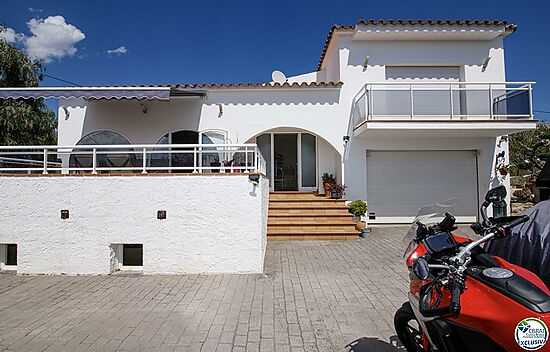 Beautiful and spacious independent house located in the area of ​​Mas Fumats in Roses.