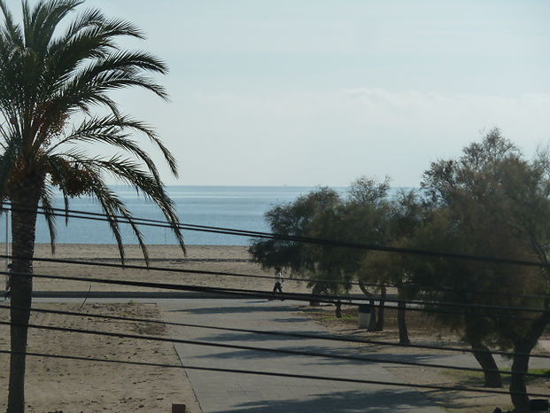 Front line beach flat with parking for rent in Empuriabrava