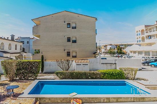 Empuriabrava, for rent, house with 3 bedrooms, 2 bathrooms, several terraces with view on the canal,