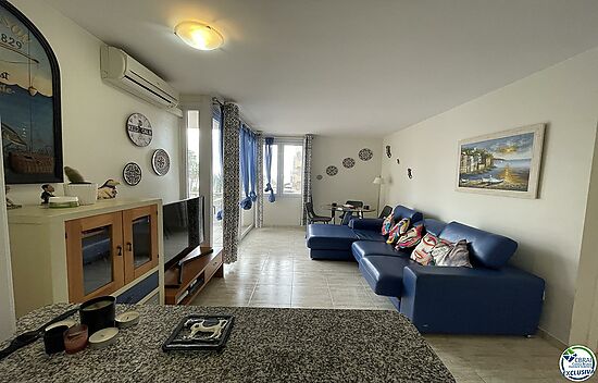 Apartment on the second line of the sea with private parking