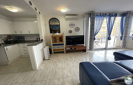Apartment on the second line of the sea with private parking