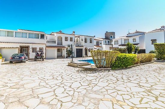 Empuriabrava, en location, maison avec 3 chambres, 2 salle de bain, plusieurs terrasses avec vue can