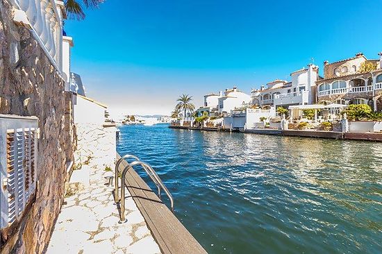 Empuriabrava, casa en alquiler , con 3 dormitorios, 2 baños, varias terrazas con vistas al canal, aa