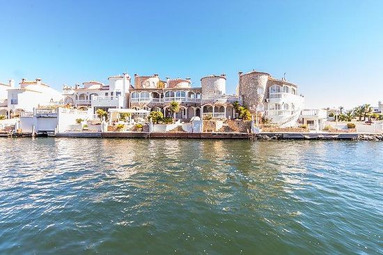 Empuriabrava, casa en alquiler , con 3 dormitorios, 2 baños, varias terrazas con vistas al canal, aa