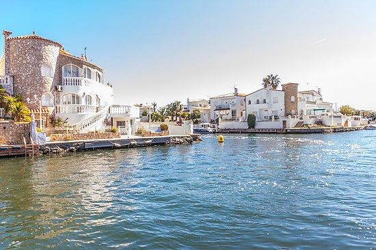 Empuriabrava, casa en alquiler , con 3 dormitorios, 2 baños, varias terrazas con vistas al canal, aa