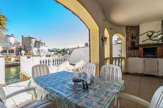 Empuriabrava, for rent, house with 3 bedrooms, 2 bathrooms, several terraces with view on the canal,