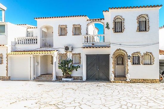 Empuriabrava, for sale, house with 3 bedrooms, 2 bathrooms, several terraces with view on the canal, comunity pool, clima,  and private mooring of 6m
