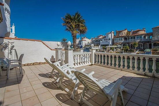 Empuriabrava, casa en alquiler , con 3 dormitorios, 2 baños, varias terrazas con vistas al canal, aa