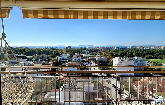 Appartement rénové avec grande terrasse et belle vue panoramique sur la baie de Rosas