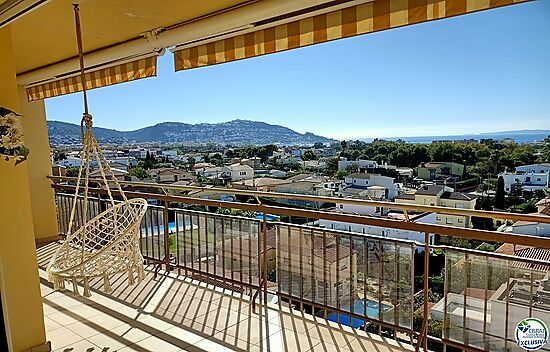 Renovated apartment with large terrace and beautiful panoramic views of the Bay of Rosas