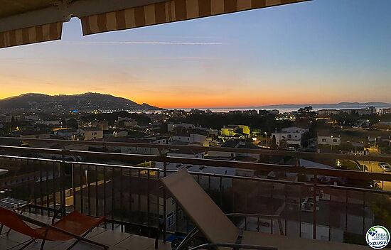 Renovated apartment with large terrace and beautiful panoramic views of the Bay of Rosas