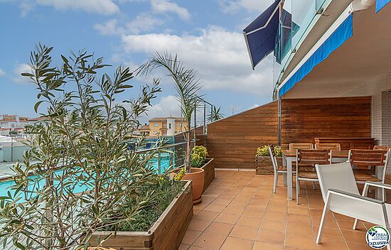 Luxueux appartement avec terrasse, piscine + possibilité amarre