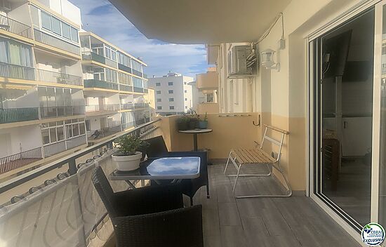 Renovated apartment with terrace and parking in Santa.Margarita, Roses