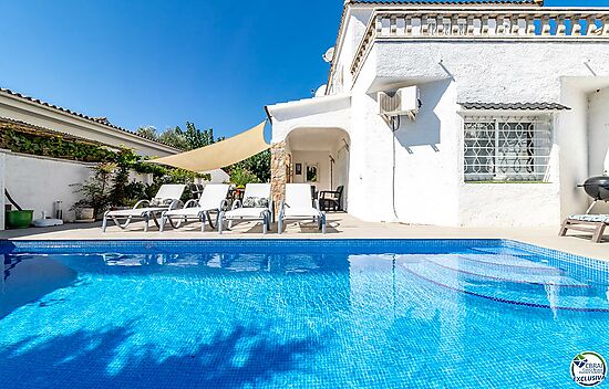 Detached house with pool close to the beach Empuriabrava