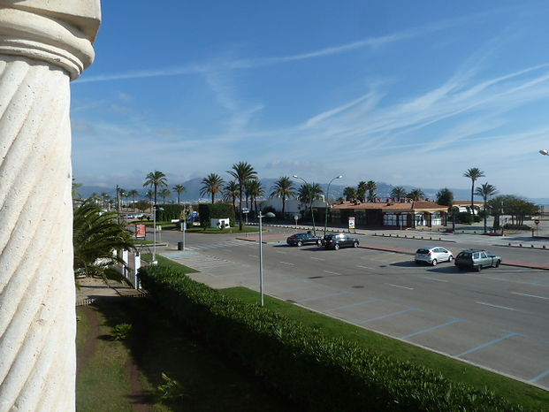 For rent, Empuriabrava nice apartment in first line of the beach with private parking place ref 285