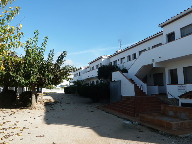 Front line beach flat with parking for rent in Empuriabrava