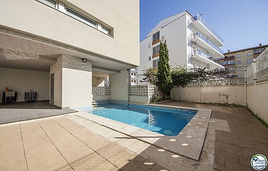 APARTMENT 300 M FROM THE BEACH WITH PARKING AND SWIMMING POOL