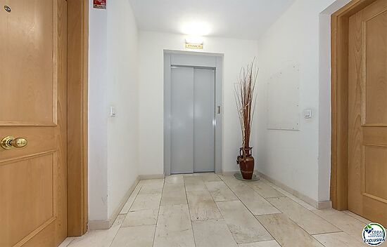 APARTMENT 300 M FROM THE BEACH WITH PARKING AND SWIMMING POOL