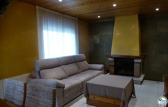 Se vende gran piso en Castelló d'Empúries con 4 habitaciones luminosas y acogedoras