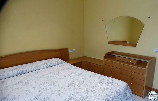 Se vende gran piso en Castelló d'Empúries con 4 habitaciones luminosas y acogedoras