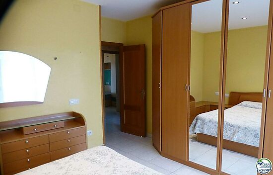 Grand appartement à vendre à Castelló d'Empúries avec 4 chambres à coucher lumineuses et accueillant
