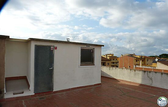 Grand appartement à vendre à Castelló d'Empúries avec 4 chambres à coucher lumineuses et accueillant