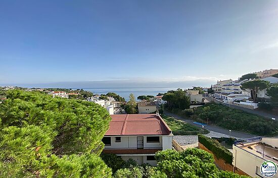Penthouse confortable de 41m² avec vue sur la mer, situé dans l'urbanisation Les Tonyines.