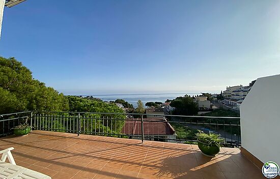 Cozy 41m² penthouse with sea views, located in the Les Tonyines urbanization.