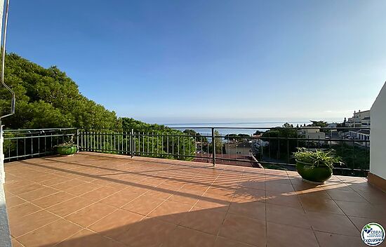 Acogedor ático de 41m²,con vistas al mar, situado en la urbanización Les Tonyines.