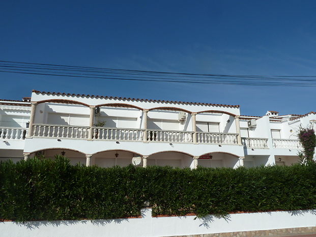 Front line beach flat with parking for rent in Empuriabrava