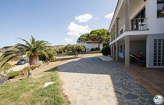 Bonita villa en venta con gran jardín y piscina privada en Port de la Selva.