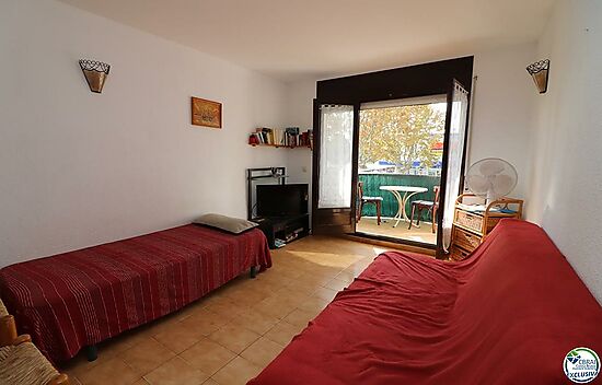 1 bedroom apartment, facing south and garden with pool