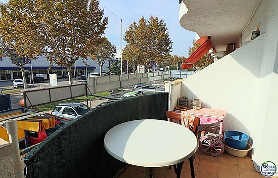 1 bedroom apartment, facing south and garden with pool