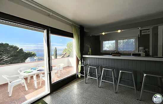 Apartment with sea views