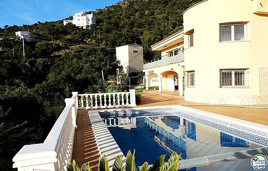 Villa con vista al mar y piscina en la tranquila zona de Mas Fumats dónde pasar momentos inolvidable