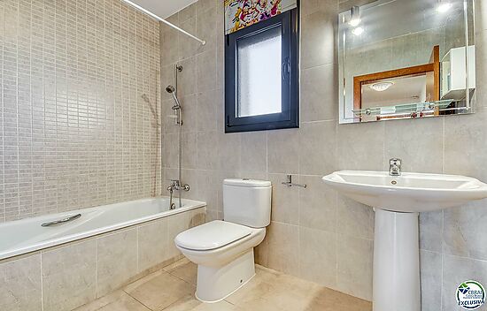 Semi-detached house with private pool, garage and close to shops.