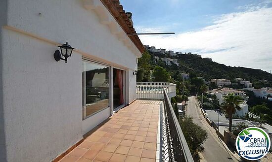 Beautiful villa with three bedrooms, pool and spectacular sea views