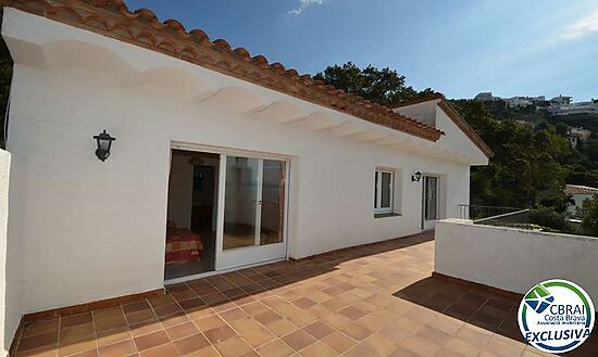 Beautiful villa with three bedrooms, pool and spectacular sea views