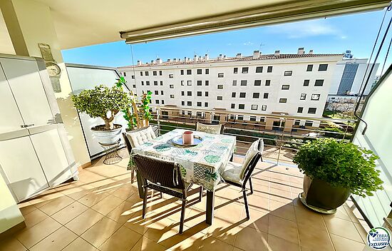 Bonito apartamento con amplia terraza, piscina y aparcamiento subterráneo en Salatà