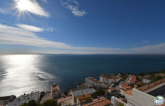 Beautiful two bedroom apartment with panoramic sea view and parking
