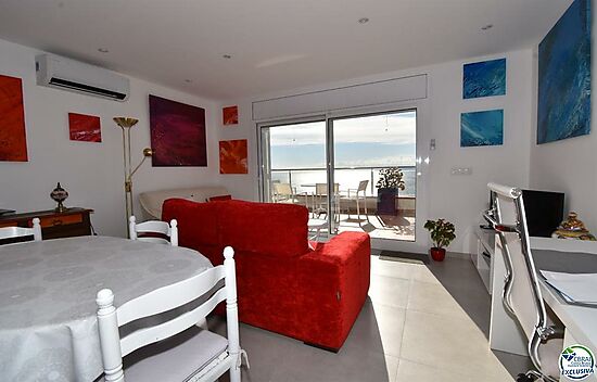 Bonito apartamento de dos habitaciones con vistas panorámicas al mar y parking